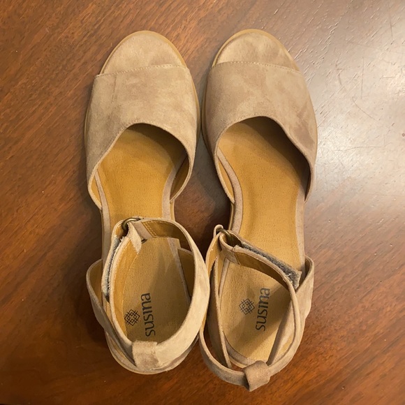 Suaina tan suede strap chunk heels. Size 8. - Picture 3 of 3